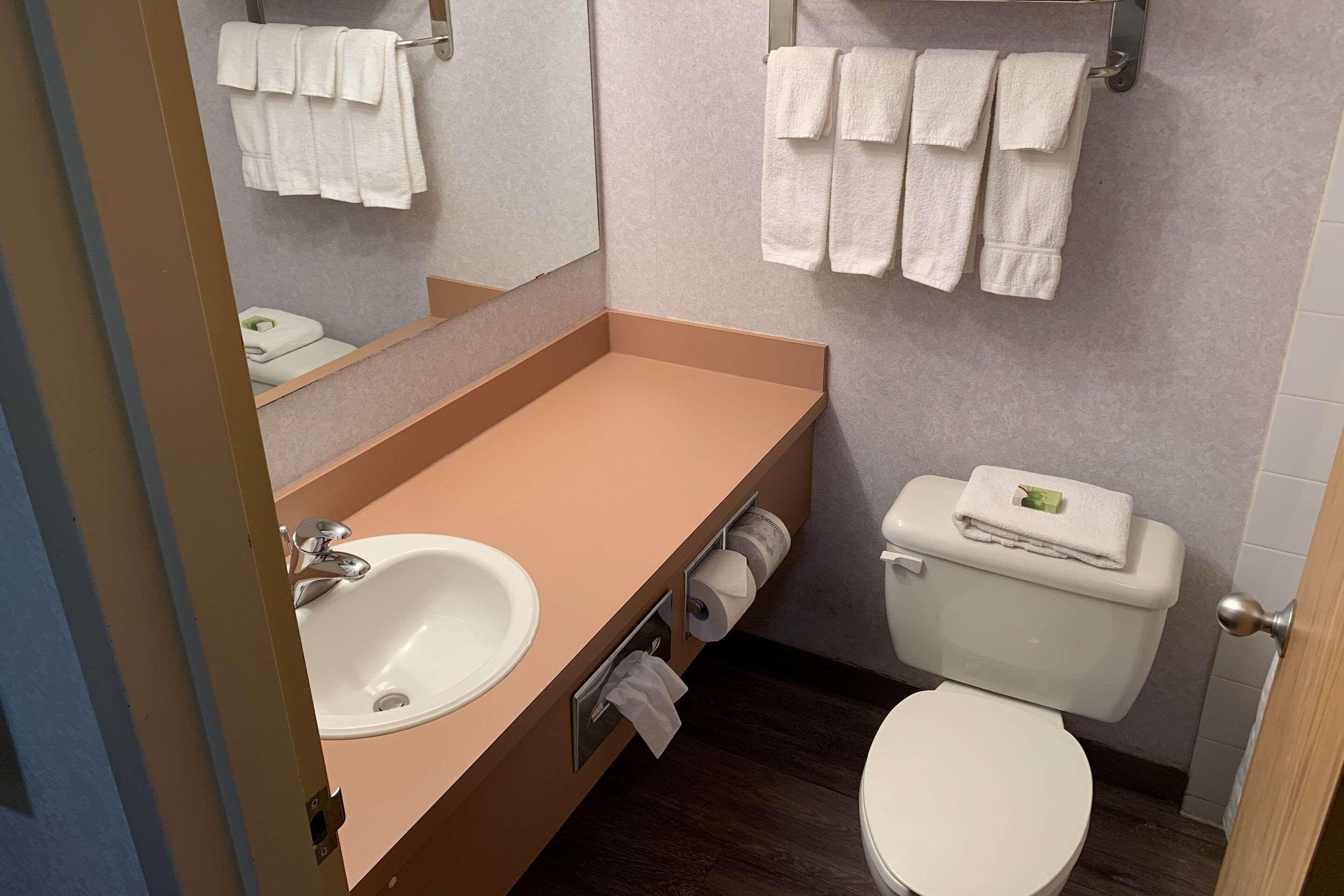 Sky Palace Inn & Suites By Jasper Beeville Exteriér fotografie