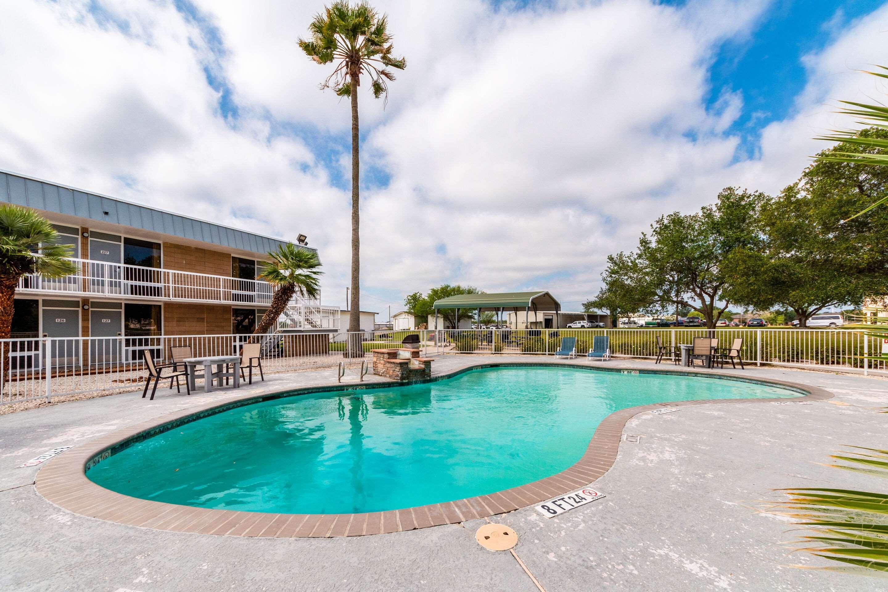 Sky Palace Inn & Suites By Jasper Beeville Exteriér fotografie