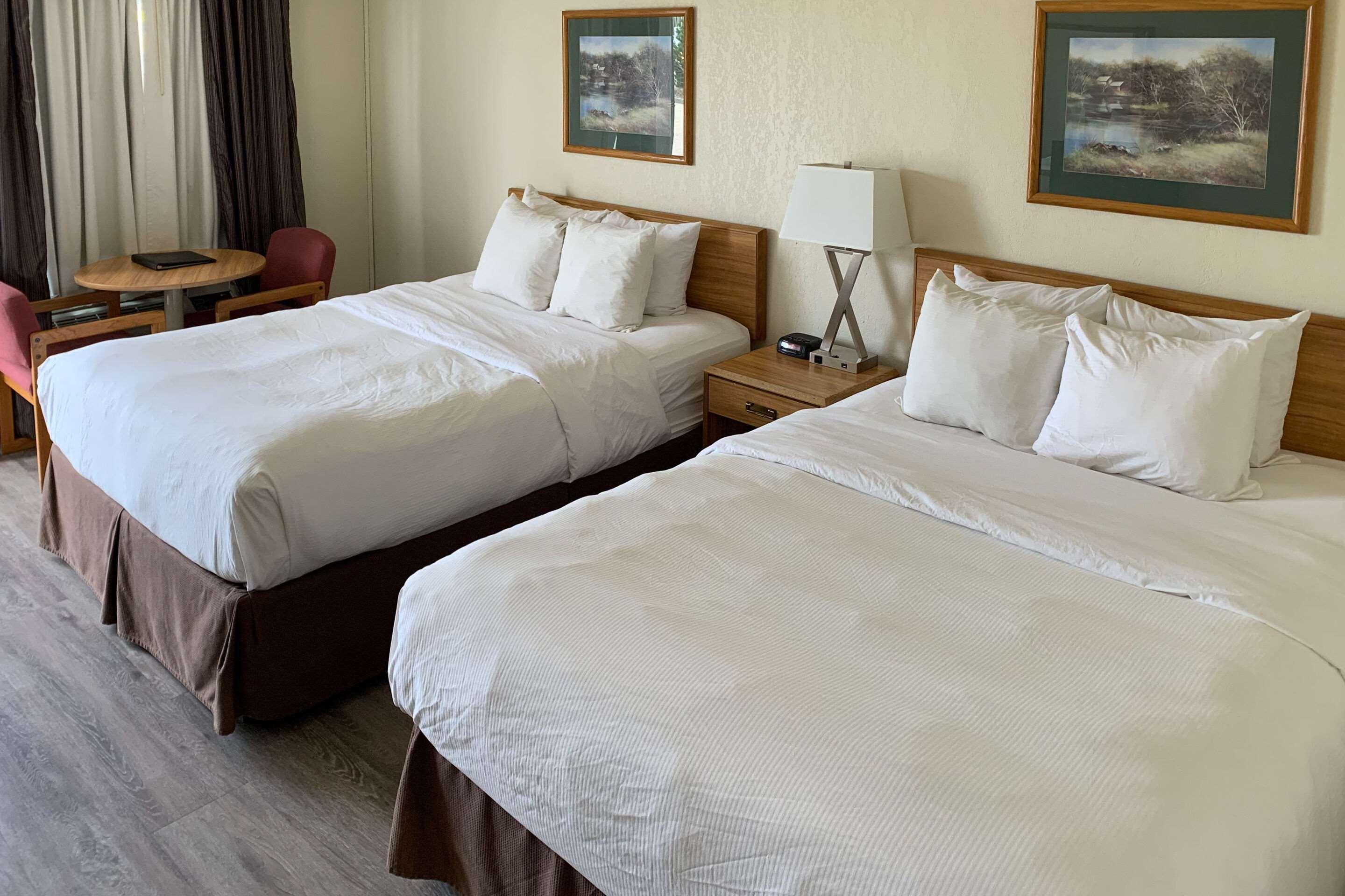 Sky Palace Inn & Suites By Jasper Beeville Exteriér fotografie