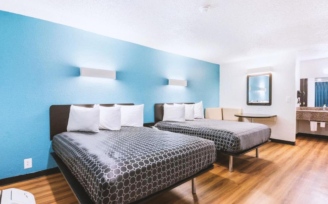 Sky Palace Inn & Suites By Jasper Beeville Exteriér fotografie