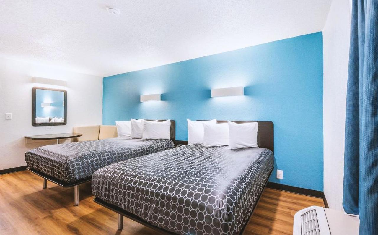 Sky Palace Inn & Suites By Jasper Beeville Exteriér fotografie