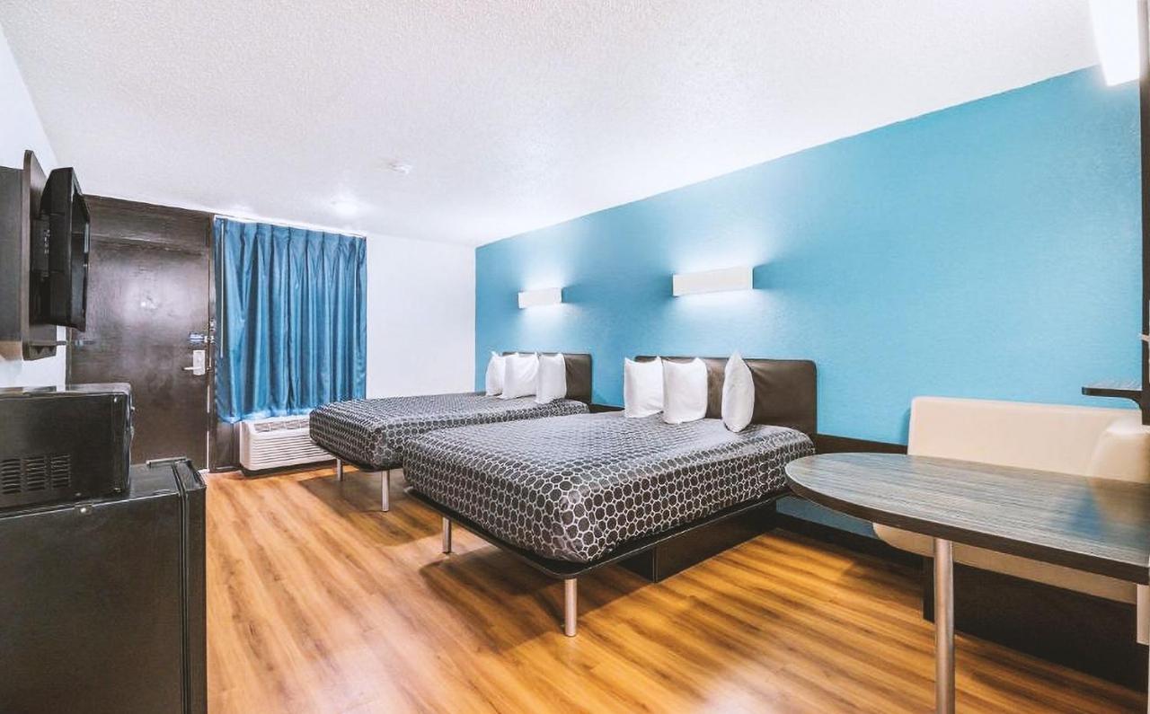 Sky Palace Inn & Suites By Jasper Beeville Exteriér fotografie