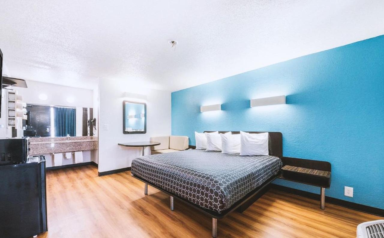 Sky Palace Inn & Suites By Jasper Beeville Exteriér fotografie