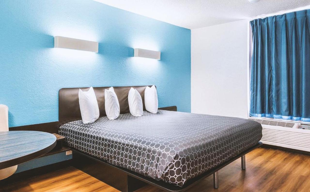 Sky Palace Inn & Suites By Jasper Beeville Exteriér fotografie
