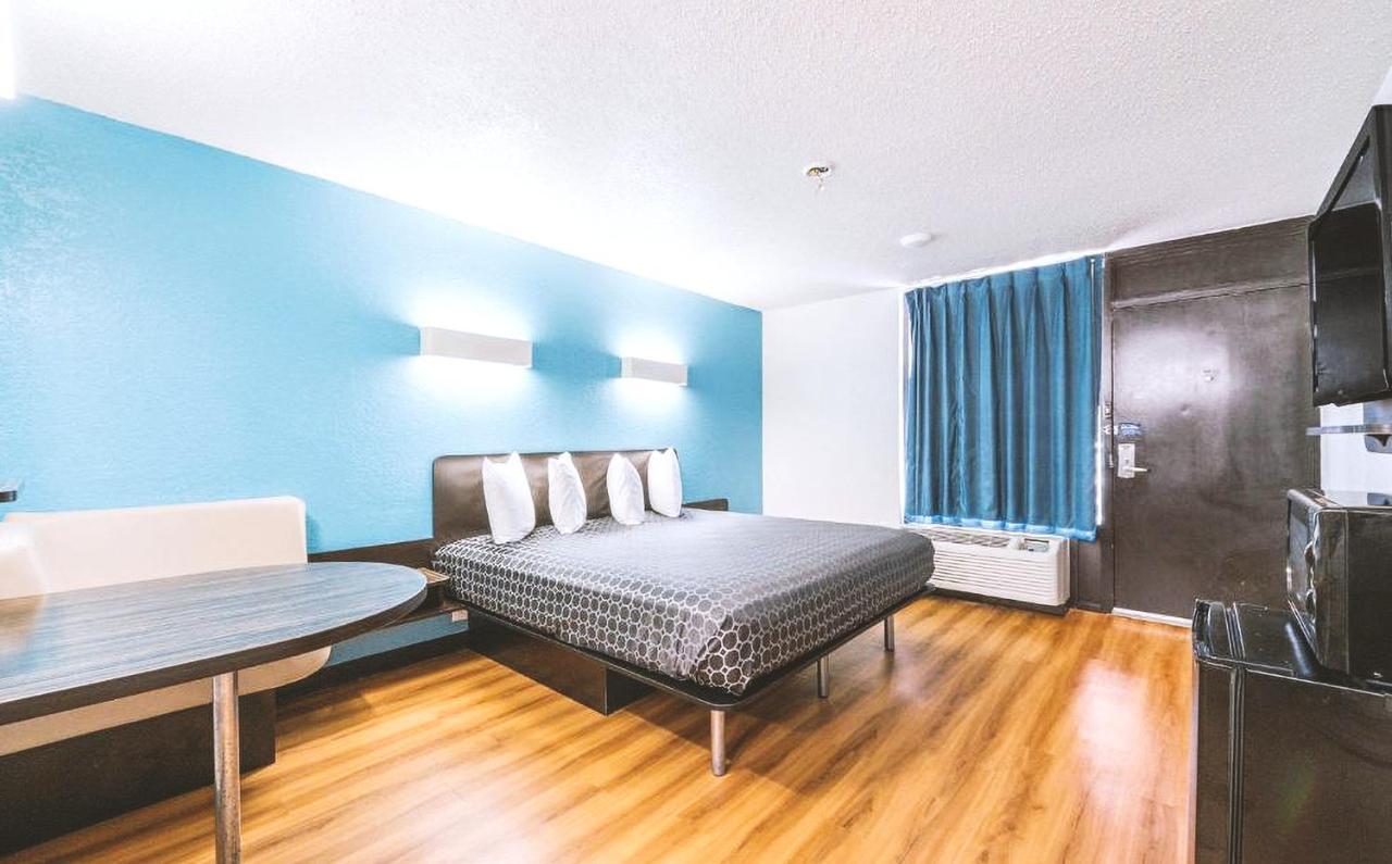 Sky Palace Inn & Suites By Jasper Beeville Exteriér fotografie