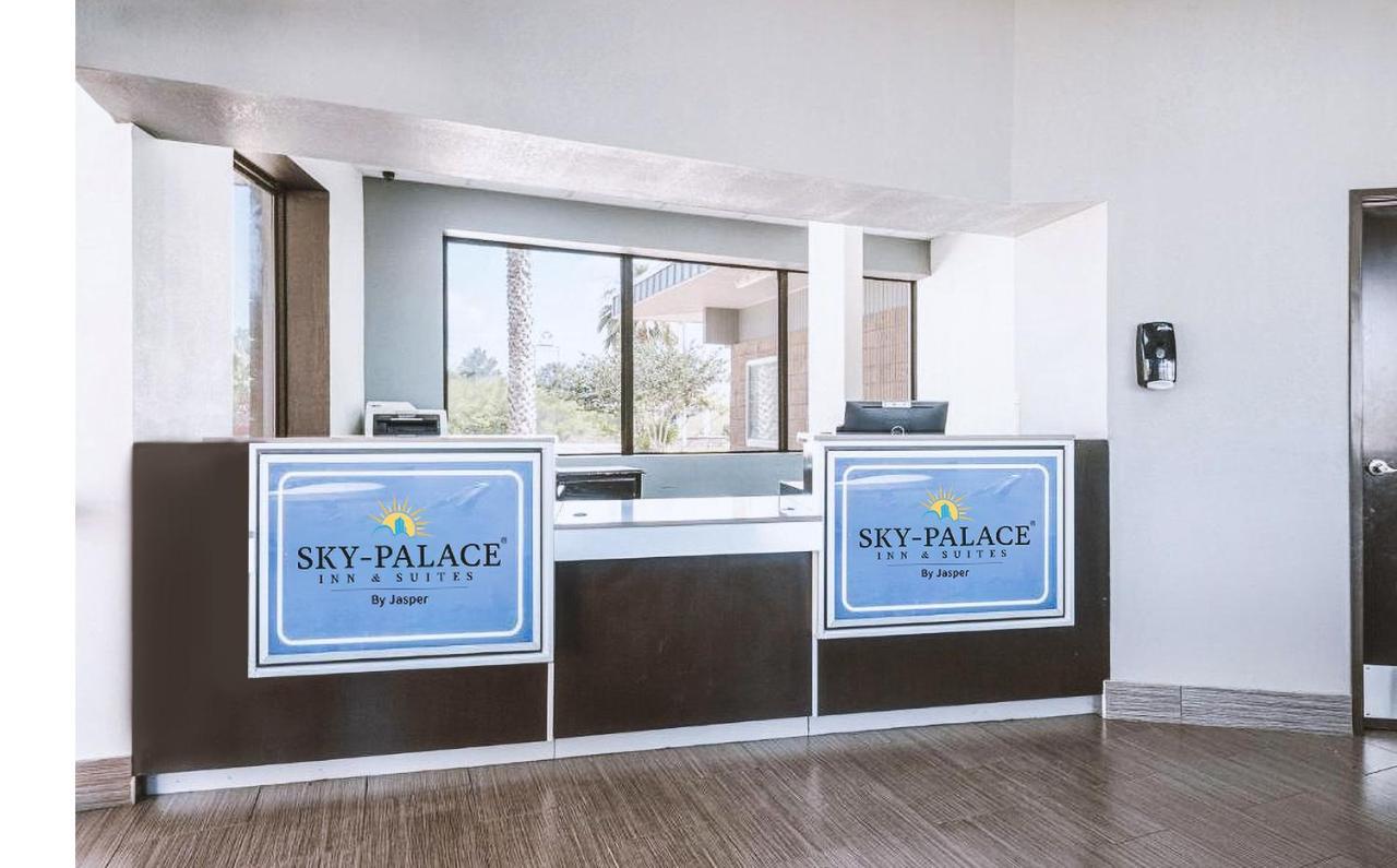 Sky Palace Inn & Suites By Jasper Beeville Exteriér fotografie