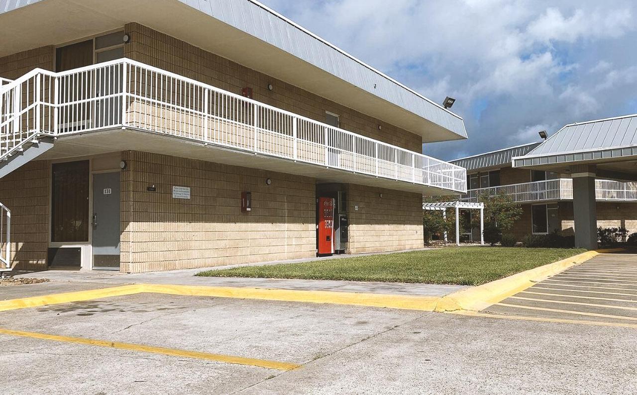 Sky Palace Inn & Suites By Jasper Beeville Exteriér fotografie