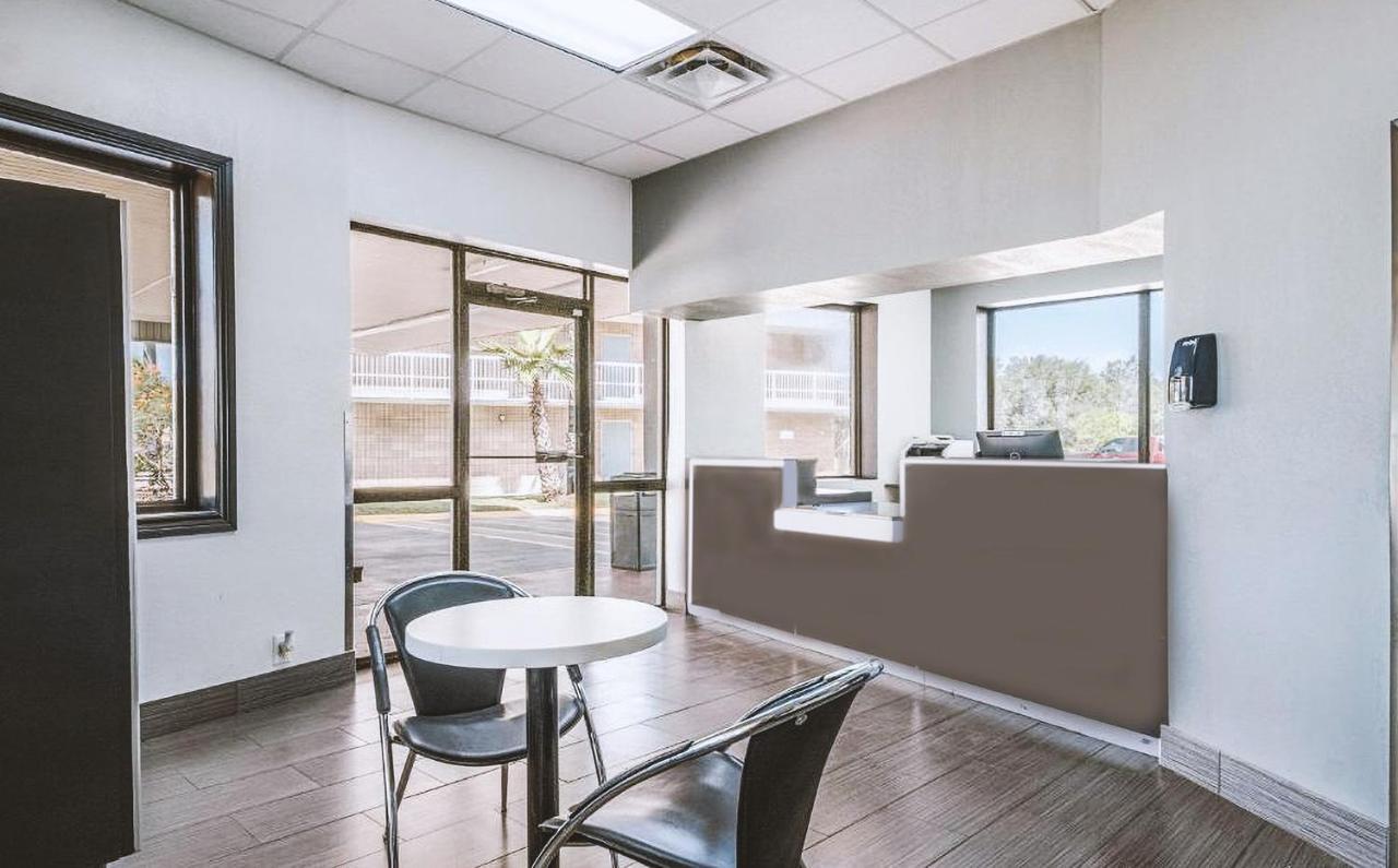 Sky Palace Inn & Suites By Jasper Beeville Exteriér fotografie