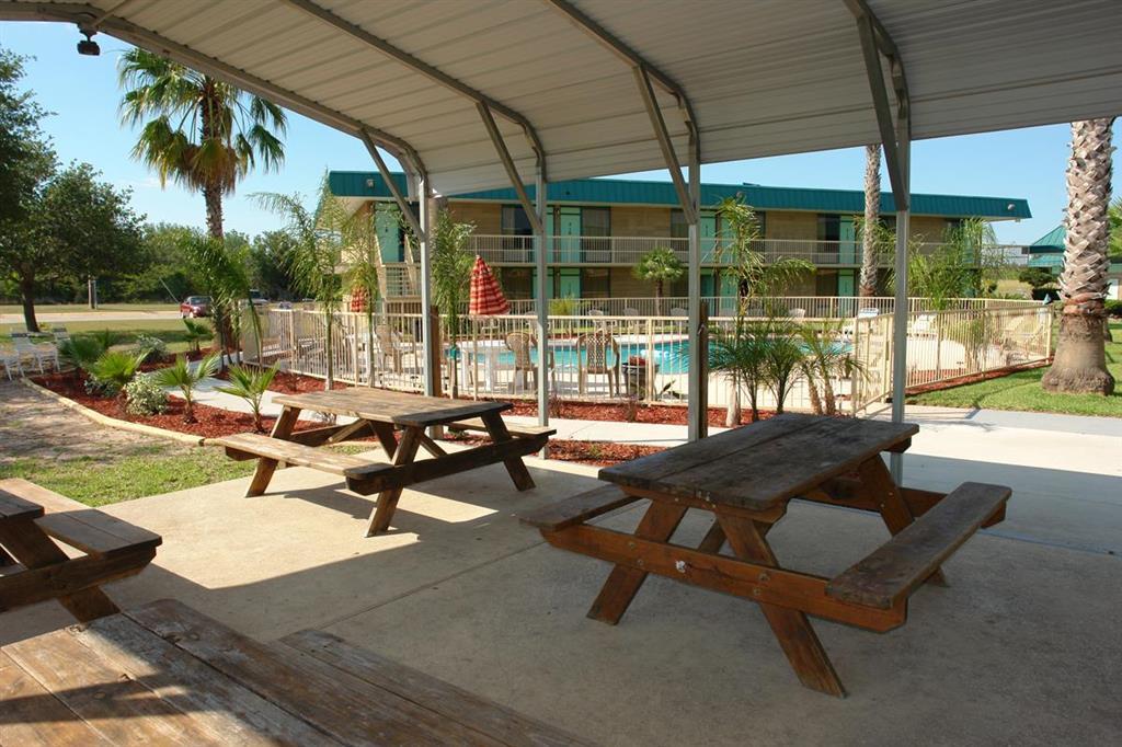 Sky Palace Inn & Suites By Jasper Beeville Exteriér fotografie